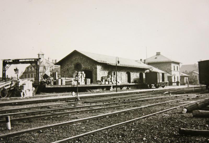 Die Gleisanlagen im Bahnhof Selb Untere Stadt, links im Hintergrund die alte Post