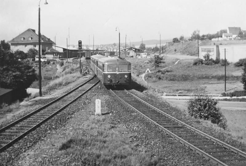 Auf diesem im Buch veröffentlichten Foto von 1963, präsentierte sich der Bahnhof Selb Stadt in seiner größten Ausdehnung. Eine Schienenbusgarnitur verlässt Selb auf ihrer Fahrt nach Hof Hbf.